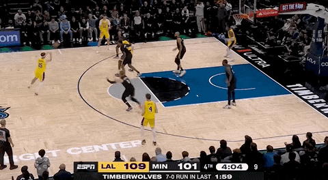 冲刺阶段武汉三镇绝杀压哨：NBA季后赛节点到来，赛场秩序良好，身体对抗强度拉满