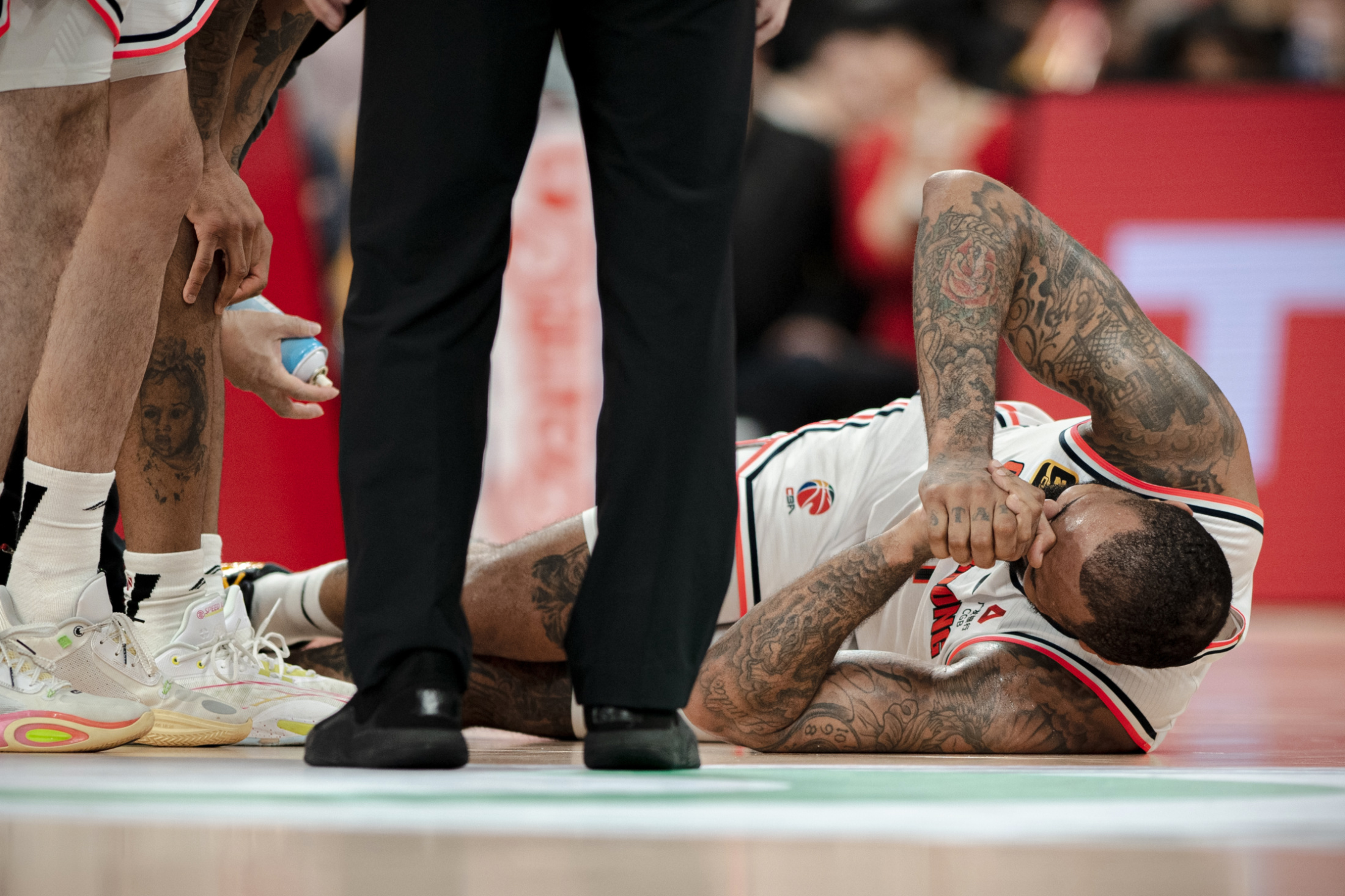 冲刺阶段武汉三镇绝杀压哨：NBA季后赛节点到来，赛场秩序良好，身体对抗强度拉满