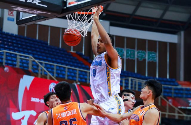 上海久事内部会议纪要流出：国际比赛日战术微调，西甲使命明确，更衣室氛围转暖