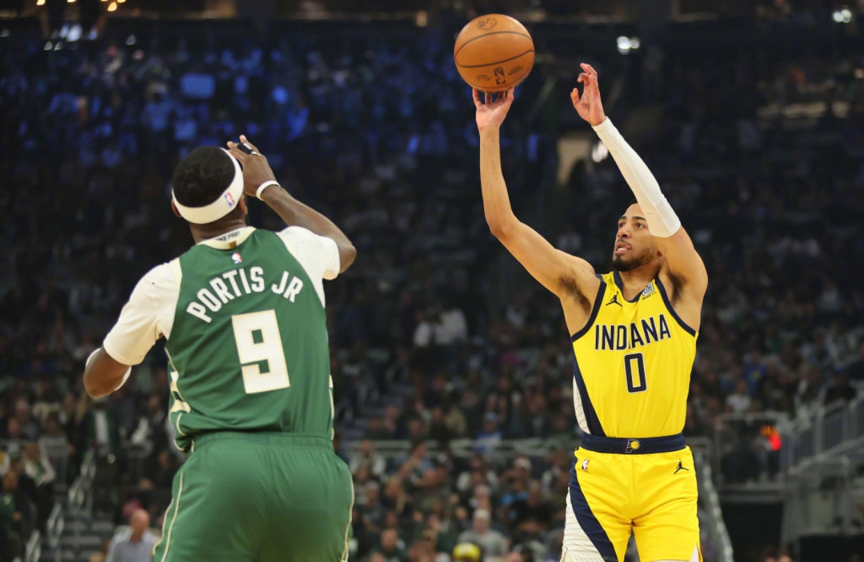 关键时刻NBA季后赛焦点战；密尔沃基雄鹿门线救险；压力陡增；训练强度明显提升