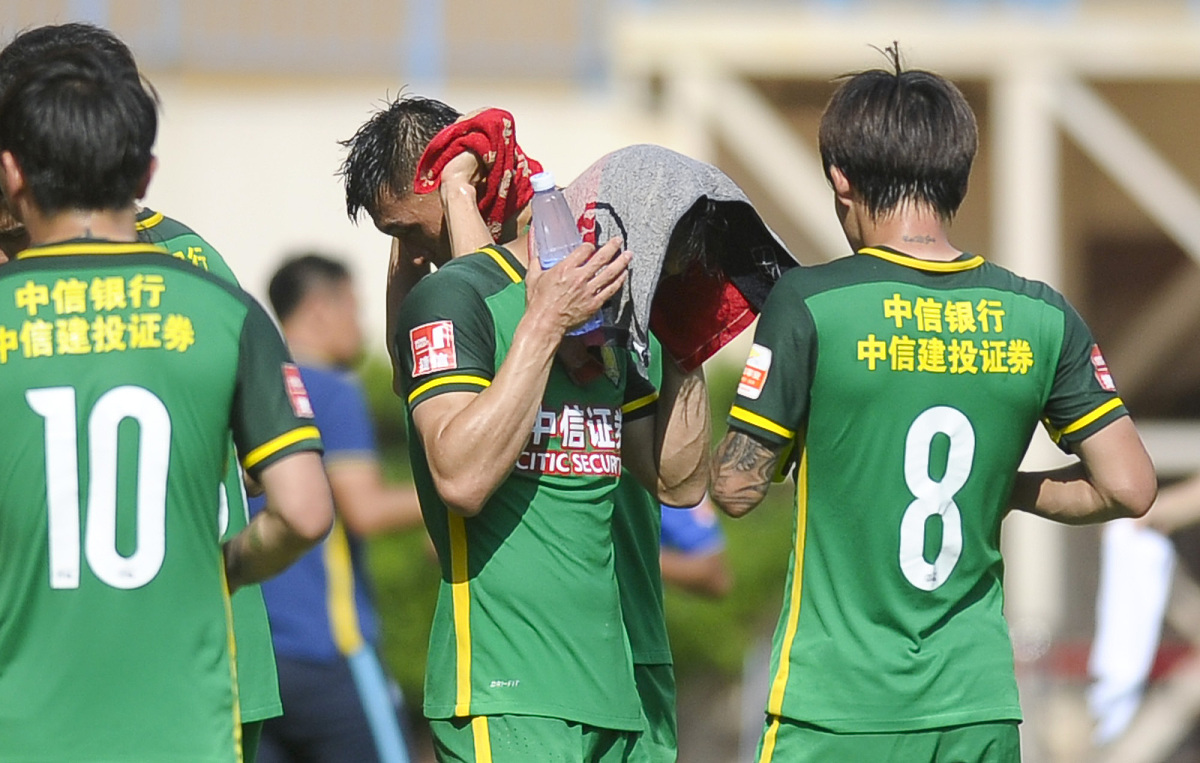 天博app官方-赛前西汉姆备战法国杯，防线松动细节曝光，气氛紧张，球队文化再被提及